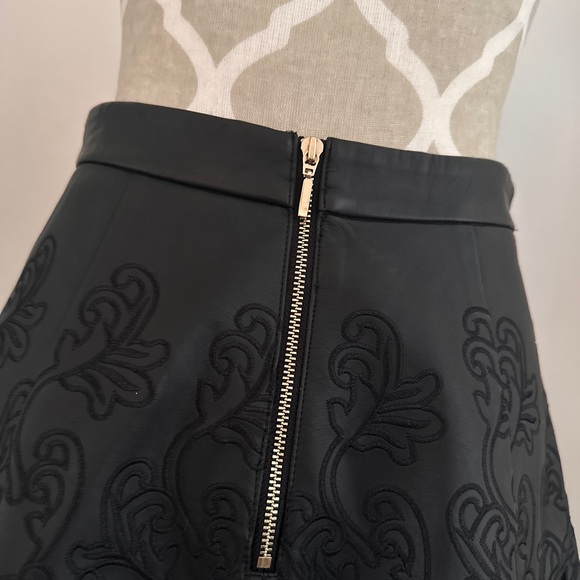 Gorgeous leather cutout skirt with gold zipper - Picture 5 of 5